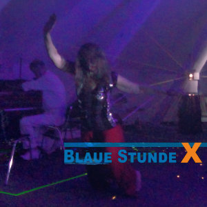Bild von der Performance Blaue Stunde X